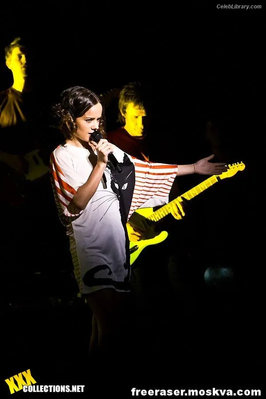 Alizee photo 4 of 152