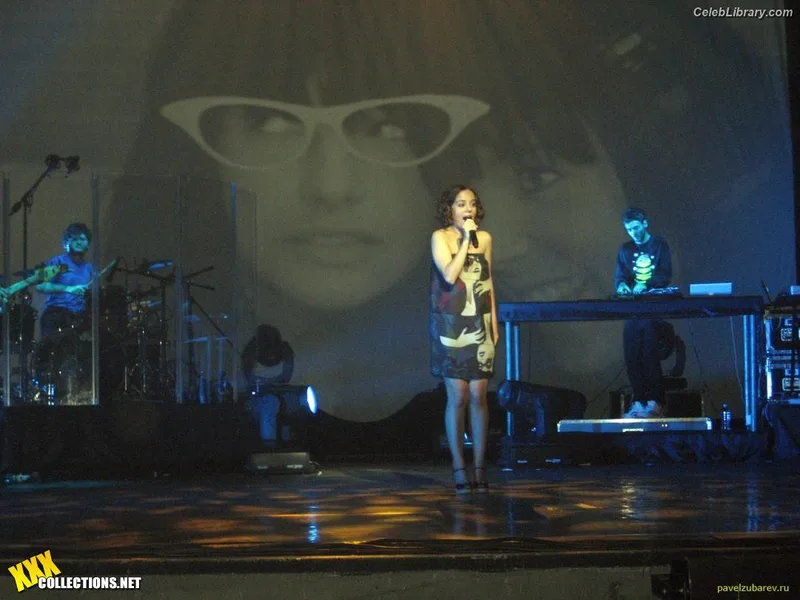 Alizee photo 3 of 152