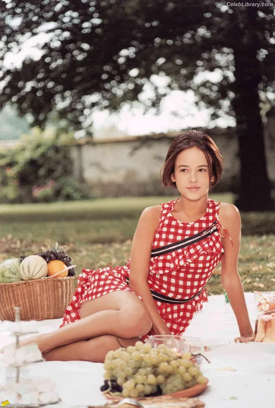 Alizee photo 9 of 152