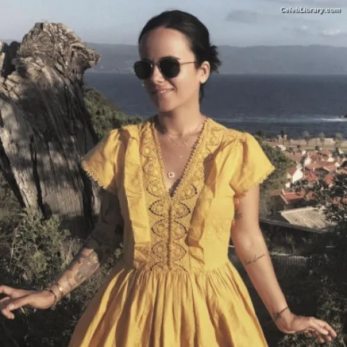 Alizee photo 1 of 152