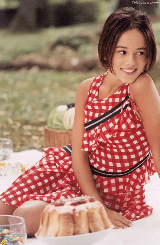 Alizee photo 2 of 152