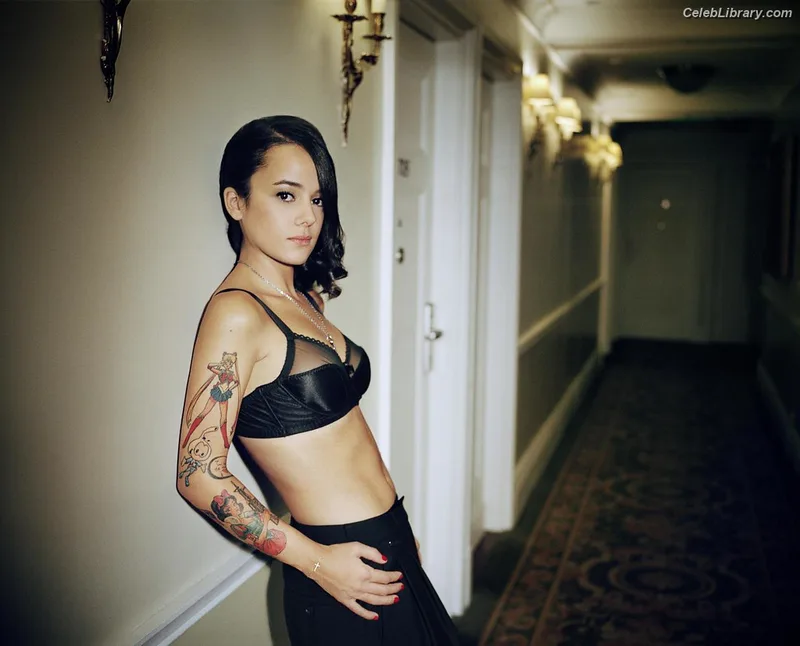Alizee photo 3 of 152