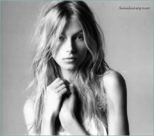 Allegra Carpenter photo 9 of 45