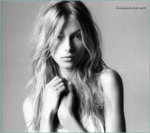 Allegra Carpenter photo 9 of 46
