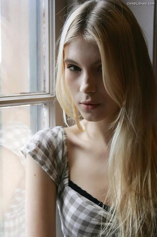 Allegra Carpenter photo 8 of 46