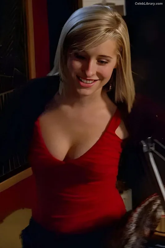Allison Mack photo 18 of 71