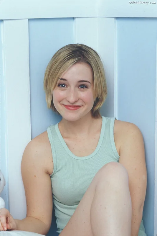 Allison Mack photo 8 of 71