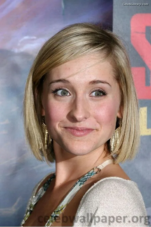 Allison Mack photo 16 of 71