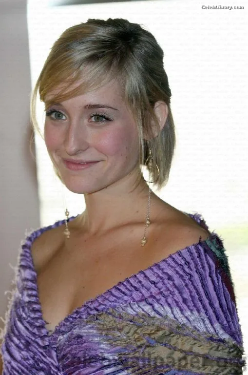 Allison Mack photo 18 of 71