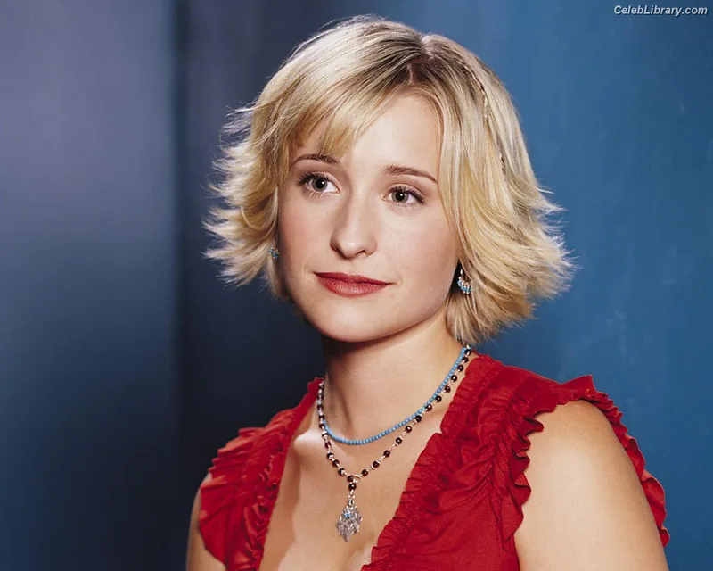 Allison Mack photo 16 of 71