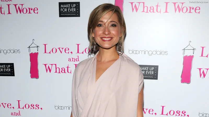 Allison Mack photo 17 of 71