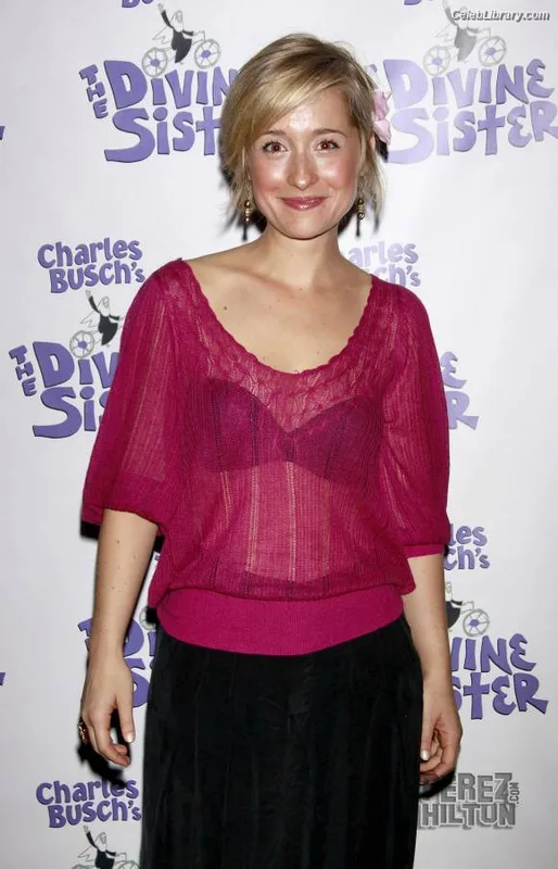 Allison Mack photo 20 of 71