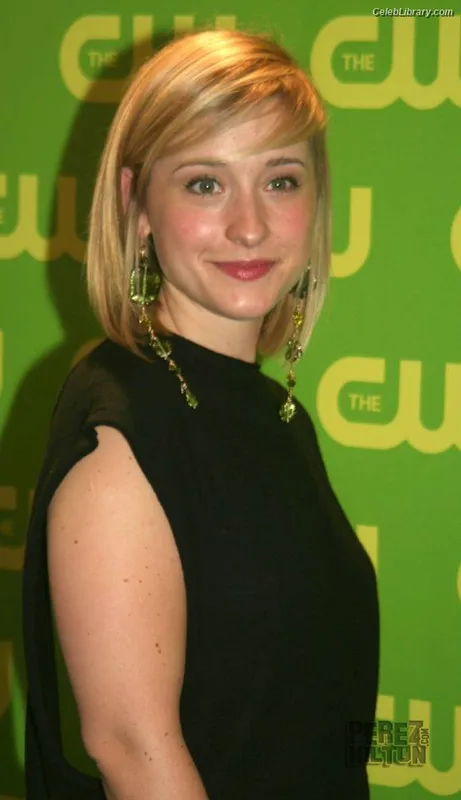 Allison Mack photo 22 of 71
