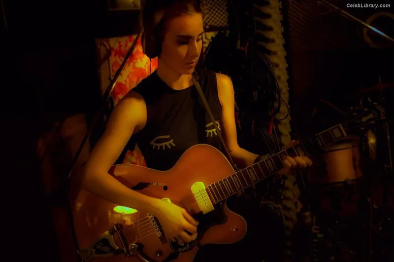 Allison Scagliotti photo 14 of 73