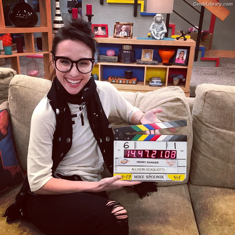 Allison Scagliotti photo 21 of 73