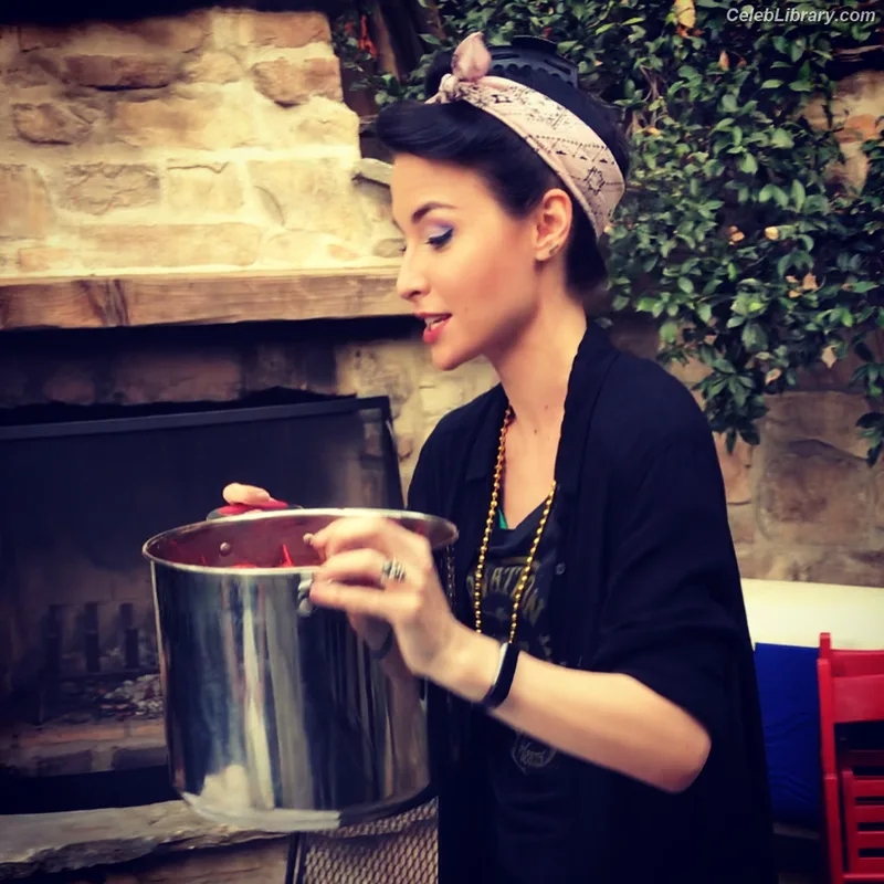 Allison Scagliotti photo 3 of 73