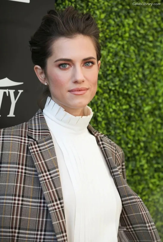 Allison Williams photo 3 of 107