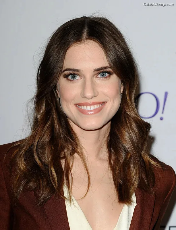 Allison Williams photo 4 of 107