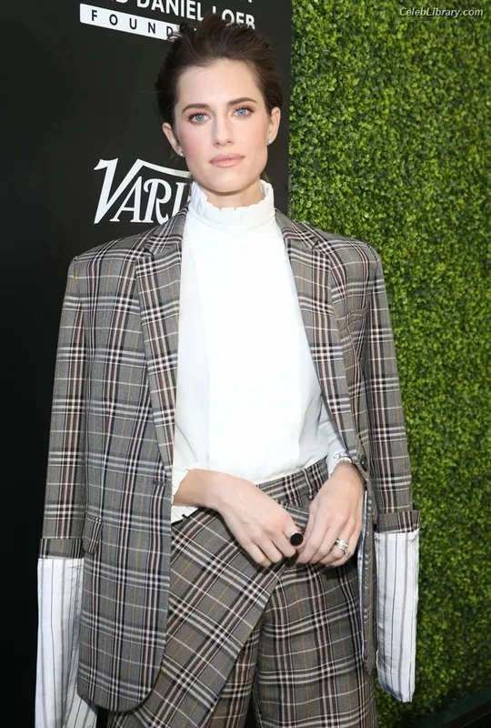 Allison Williams photo 5 of 107
