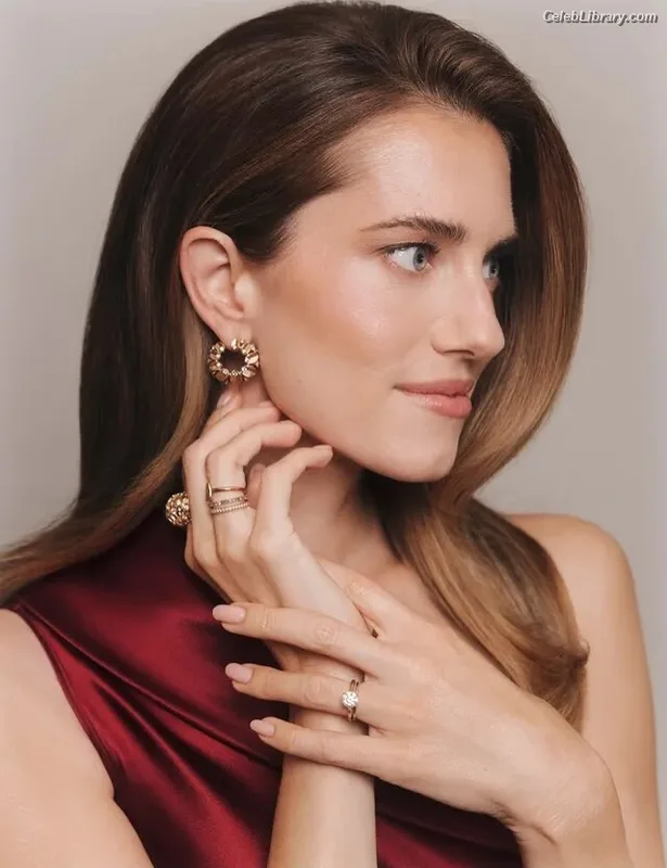 Allison Williams photo 1 of 107