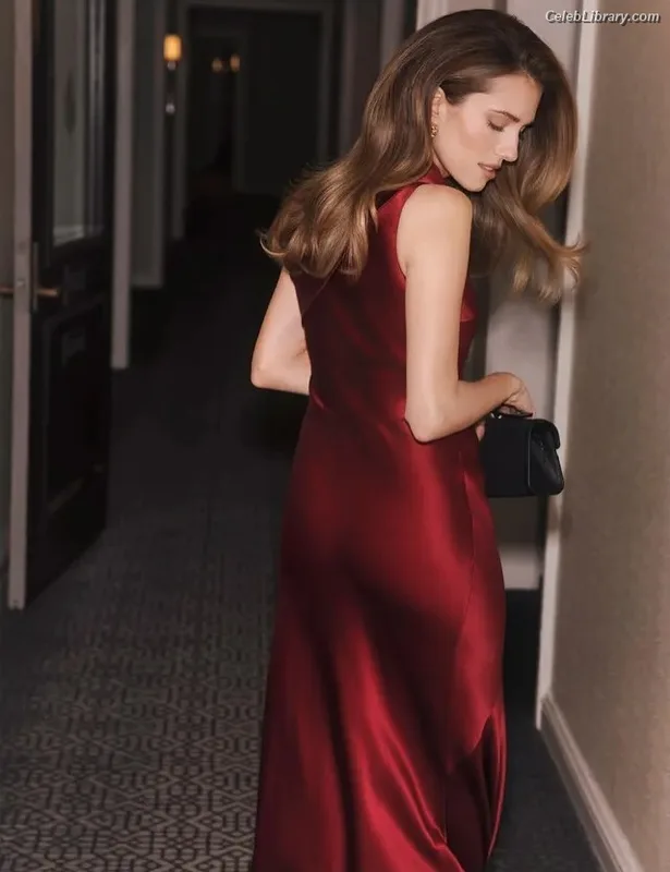 Allison Williams photo 2 of 107