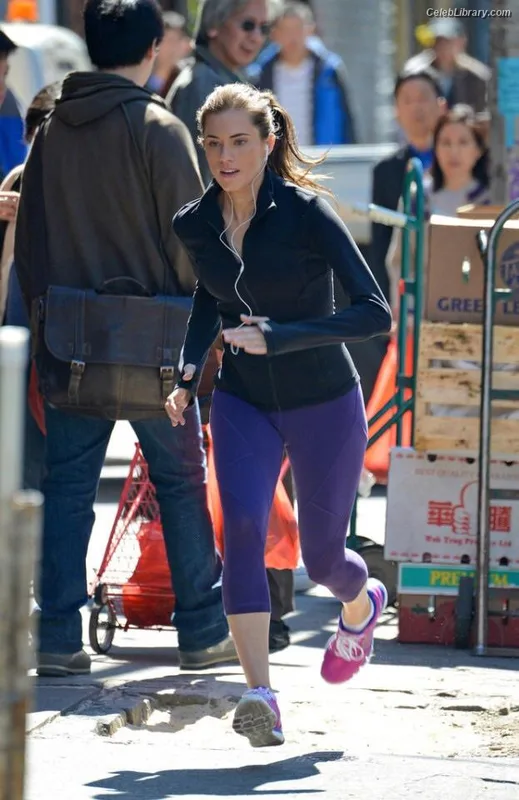 Allison Williams photo 8 of 107