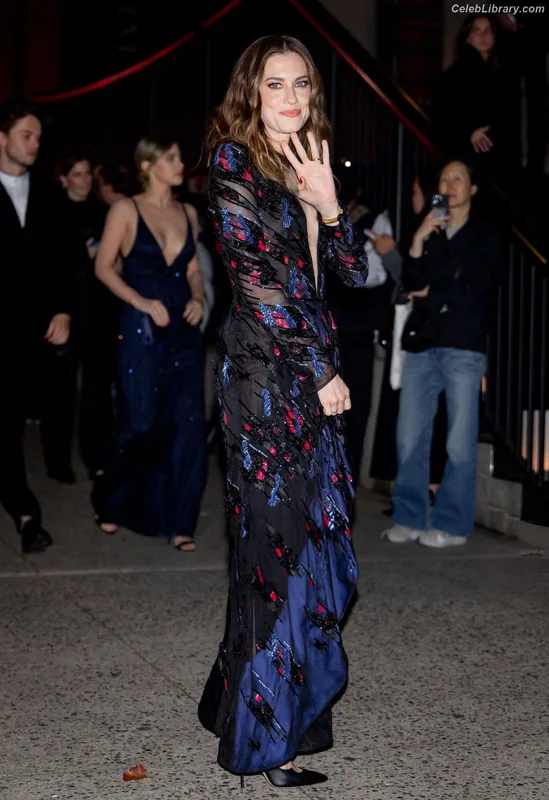 Allison Williams photo 10 of 107