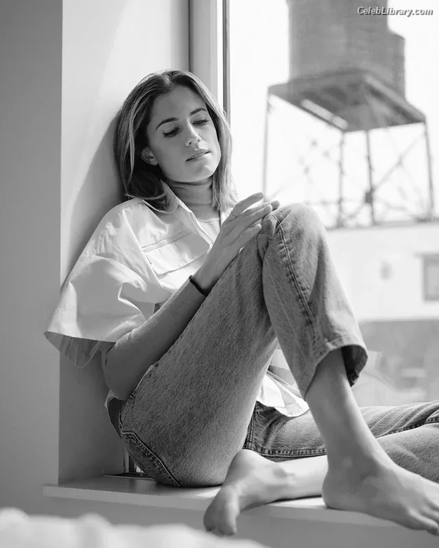 Allison Williams photo 14 of 107