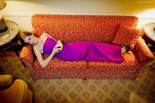 Allison Williams photo 16 of 107