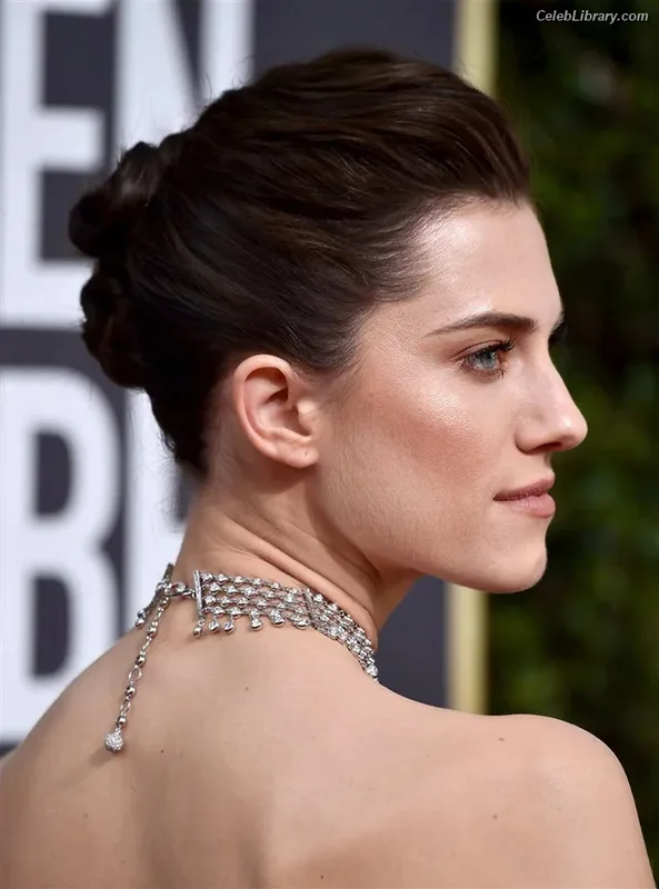 Allison Williams photo 2 of 107