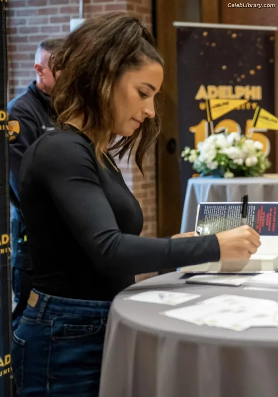 Aly Raisman photo 19 of 425