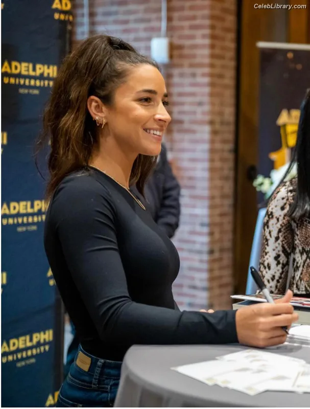 Aly Raisman photo 3 of 425