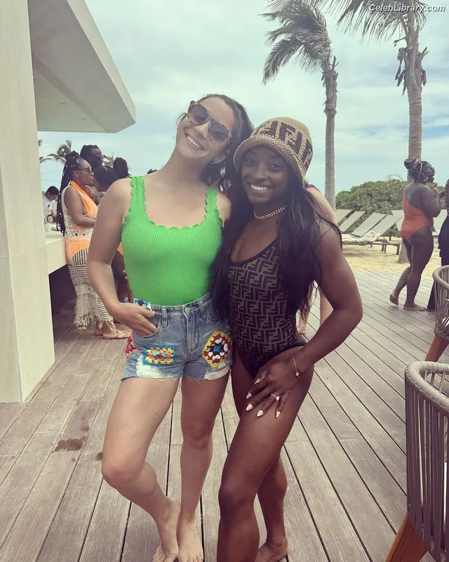 Aly Raisman photo 18 of 425