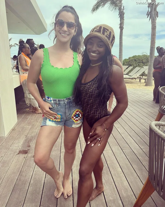 Aly Raisman photo 5 of 425