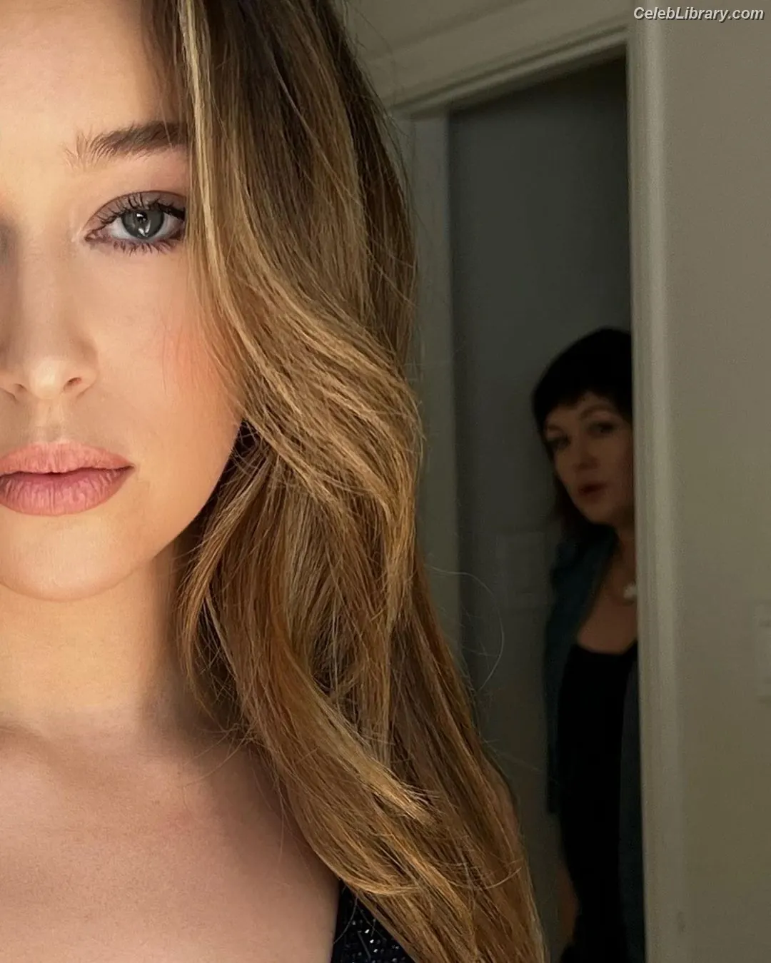 Alycia Debnam Carey photo 9 of 1335