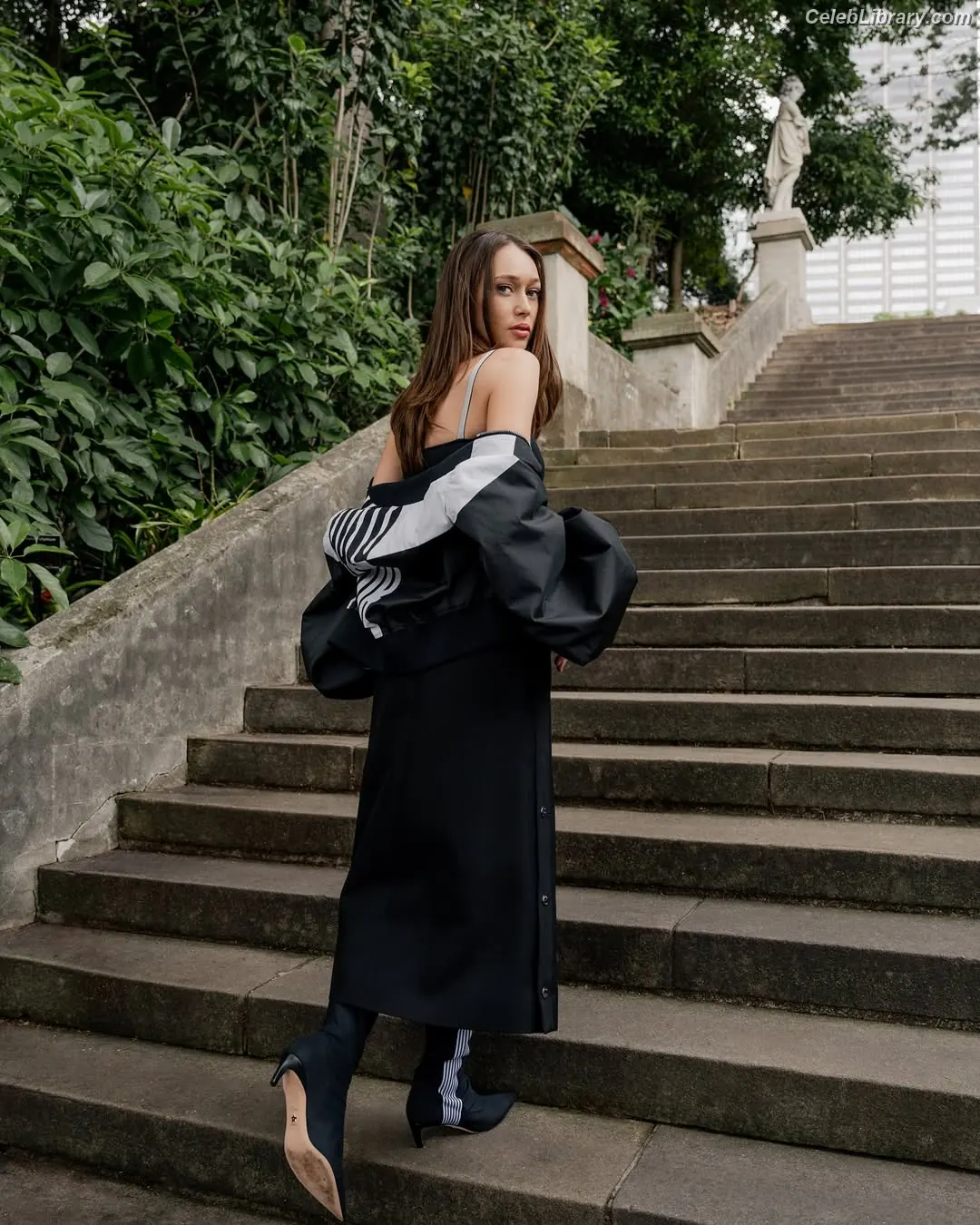 Alycia Debnam Carey photo 1 of 1335