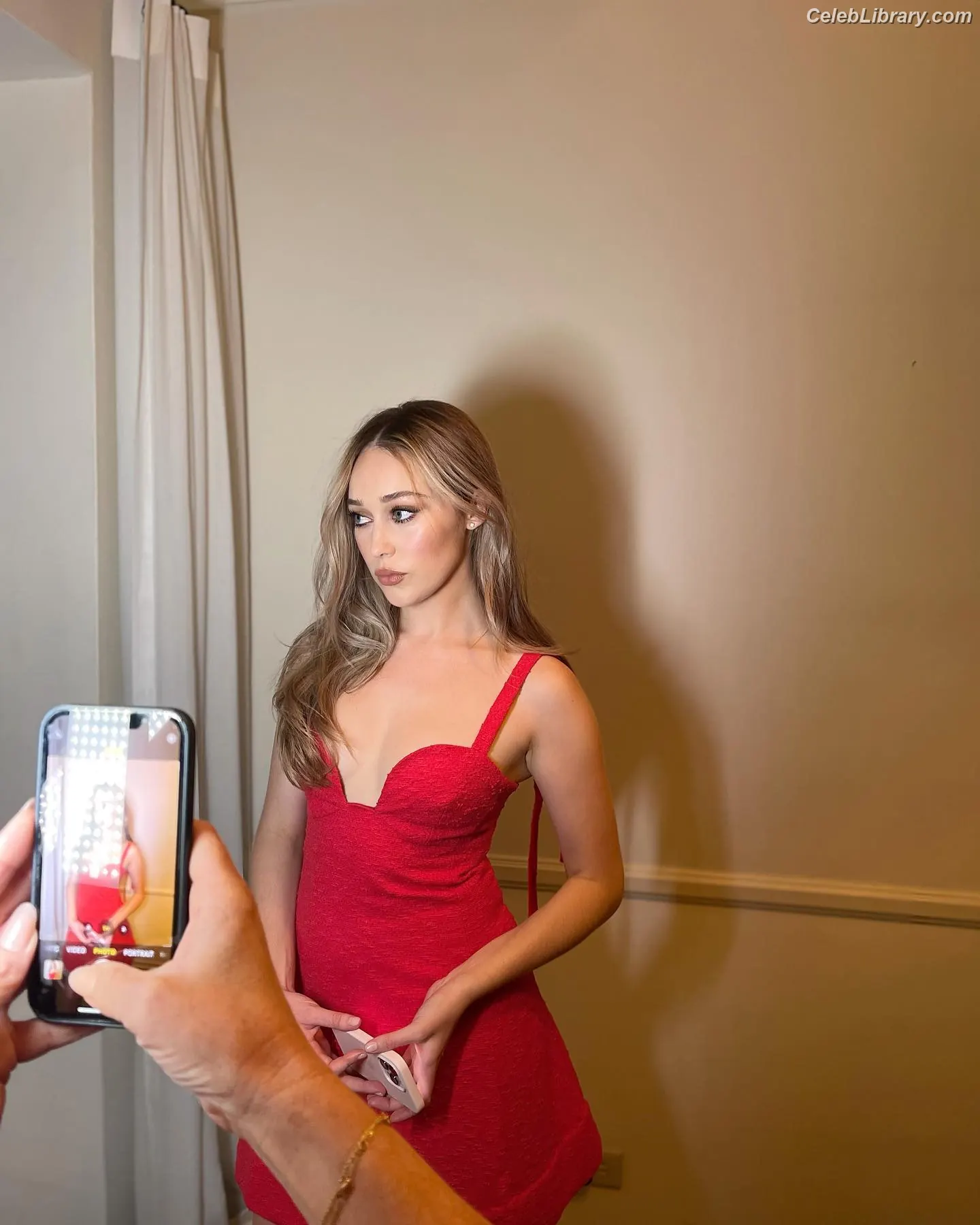 Alycia Debnam Carey photo 2 of 1335