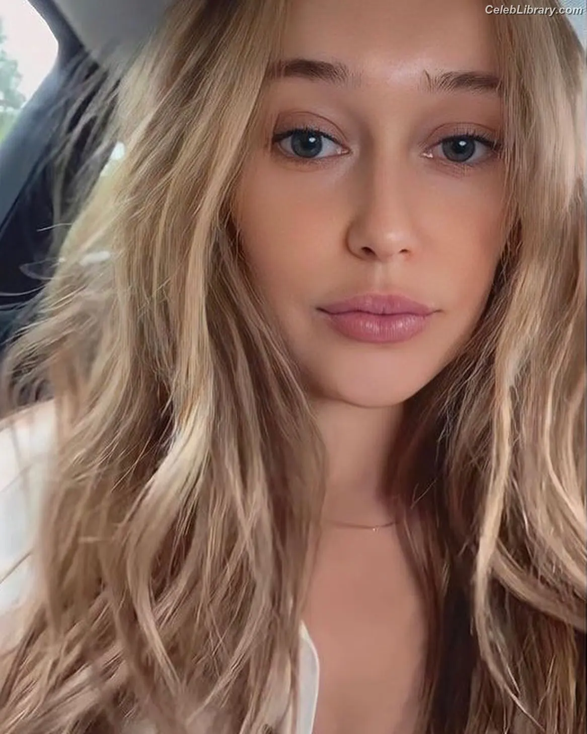 Alycia Debnam Carey photo 24 of 1335