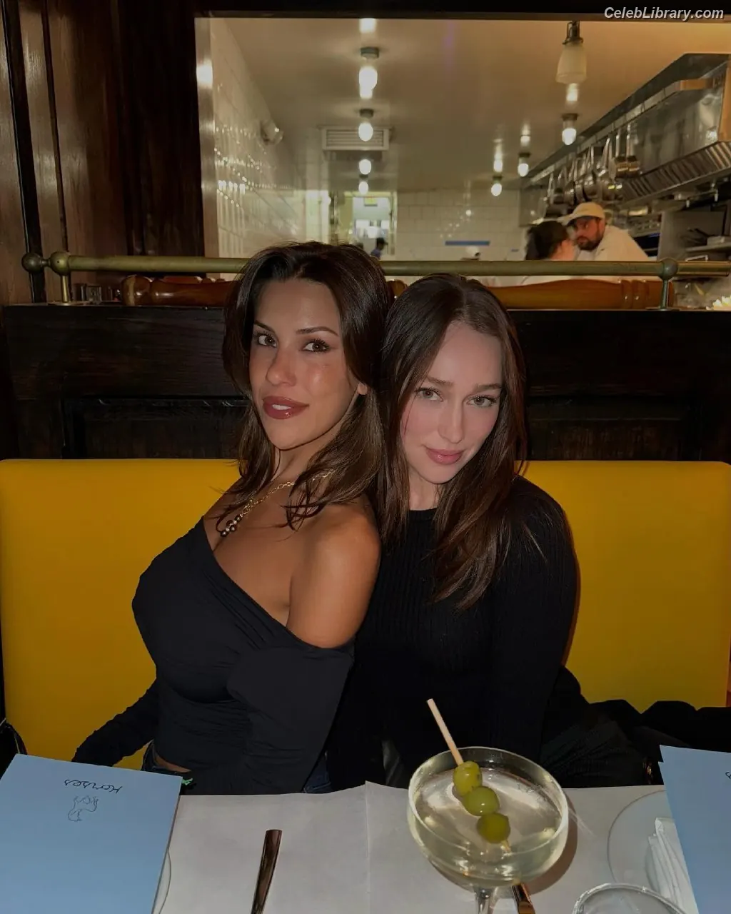 Alycia Debnam Carey photo 3 of 1335