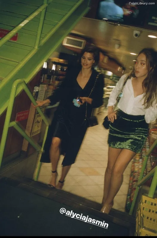 Alycia Debnam Carey photo 4 of 1336