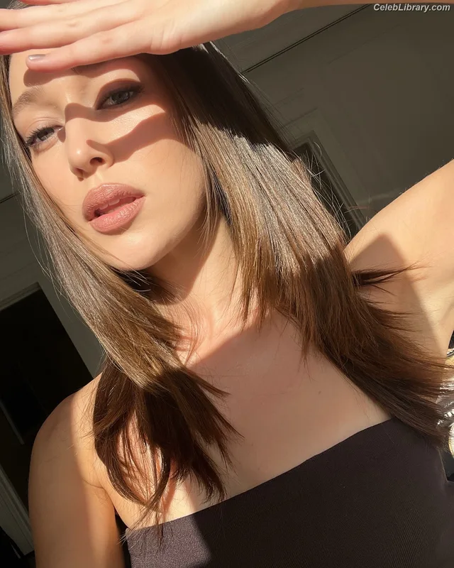 Alycia Debnam Carey photo 19 of 1336