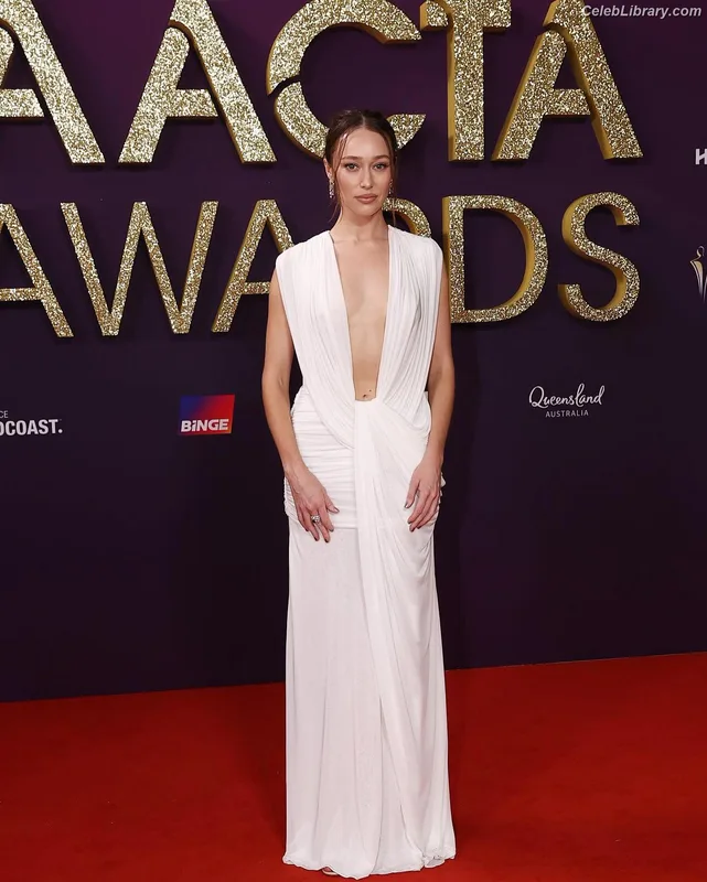 Alycia Debnam Carey photo 3 of 1336