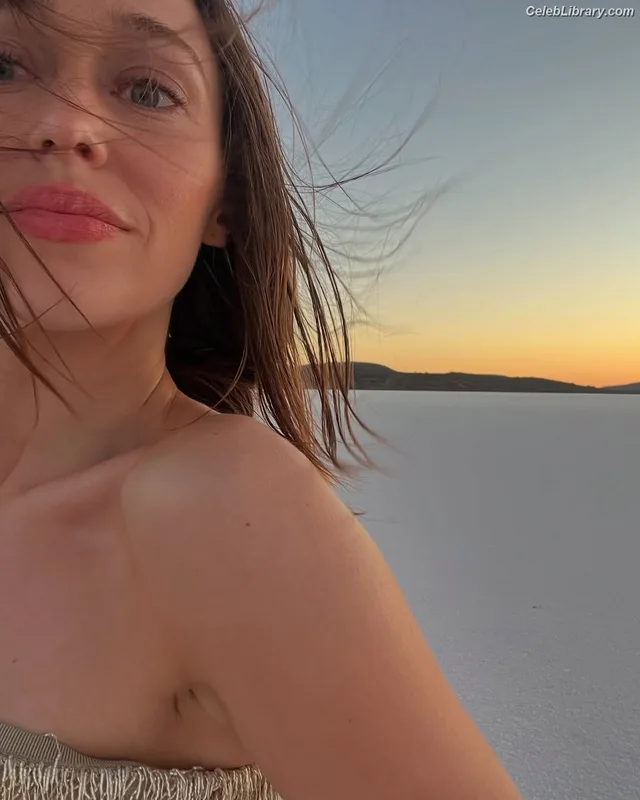 Alycia Debnam Carey photo 10 of 1336