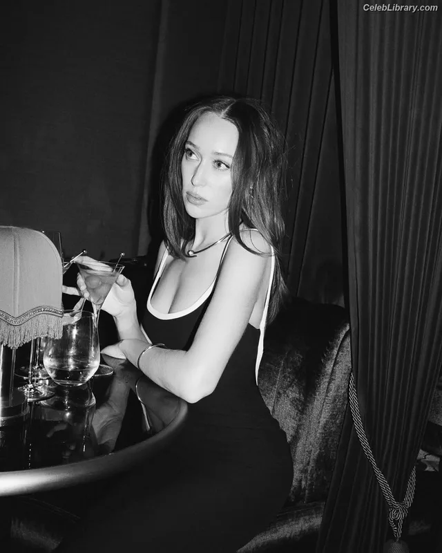 Alycia Debnam Carey photo 17 of 1336