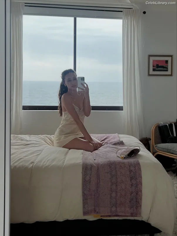 Alycia Debnam Carey photo 1 of 1336