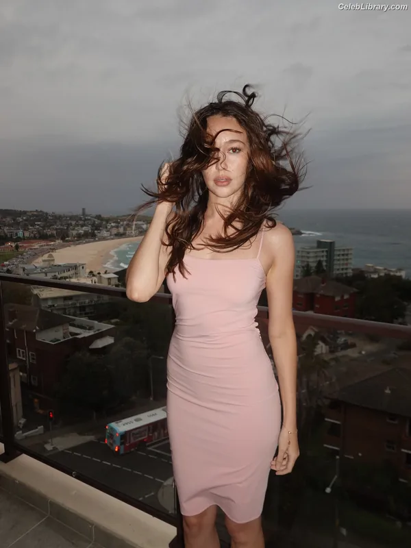 Alycia Debnam Carey photo 2 of 1336