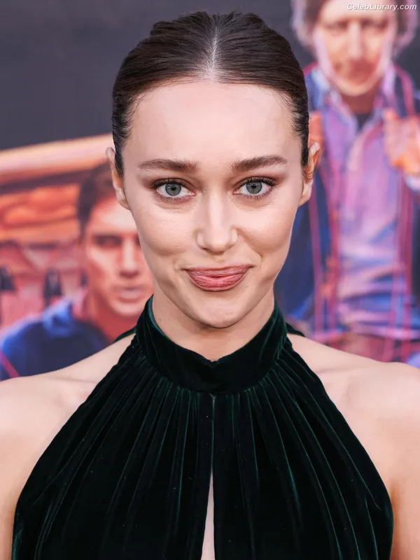 Alycia Debnam Carey photo 1 of 1336