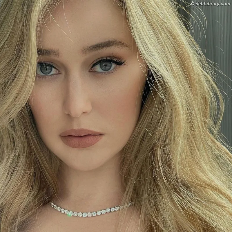 Alycia Debnam Carey photo 23 of 1336