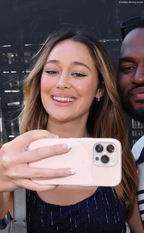 Alycia Debnam Carey photo 10 of 1336