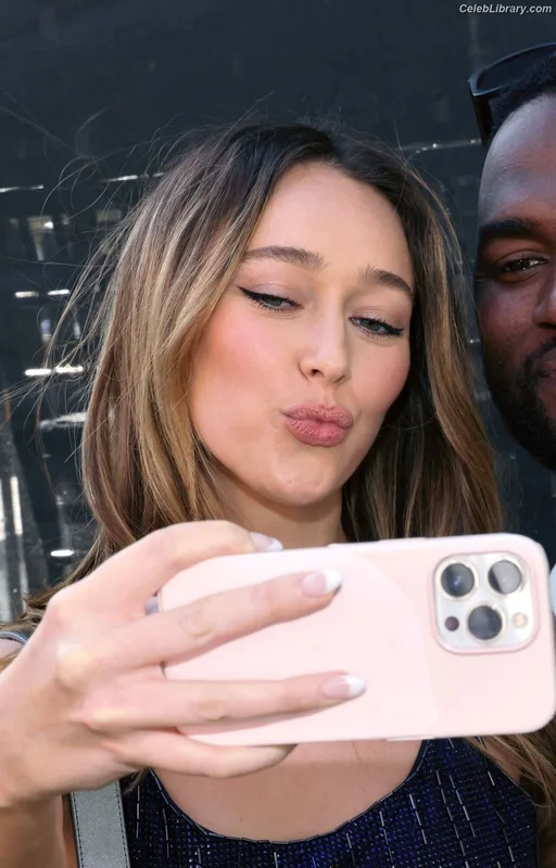 Alycia Debnam Carey photo 11 of 1336